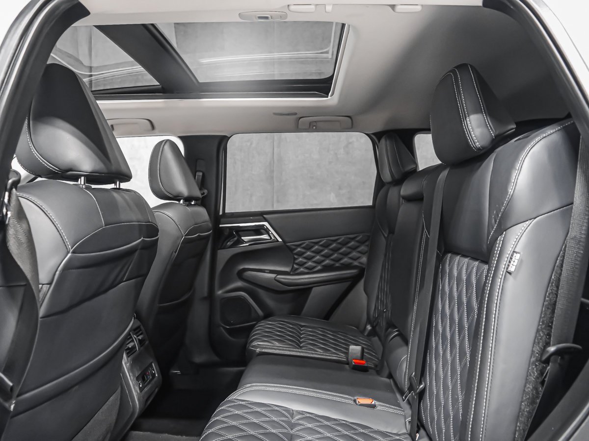 2023 Mitsubishi Outlander SEL S-AWC 7 PLACES White Montreal - photo #11