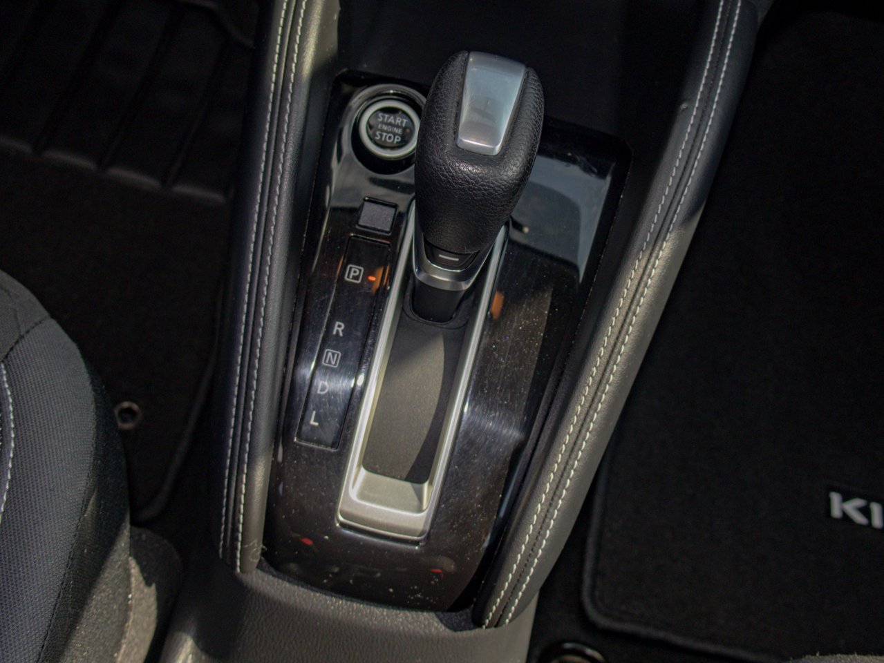 2019 Nissan Kicks SV FWD White Sherwood Park - photo #26