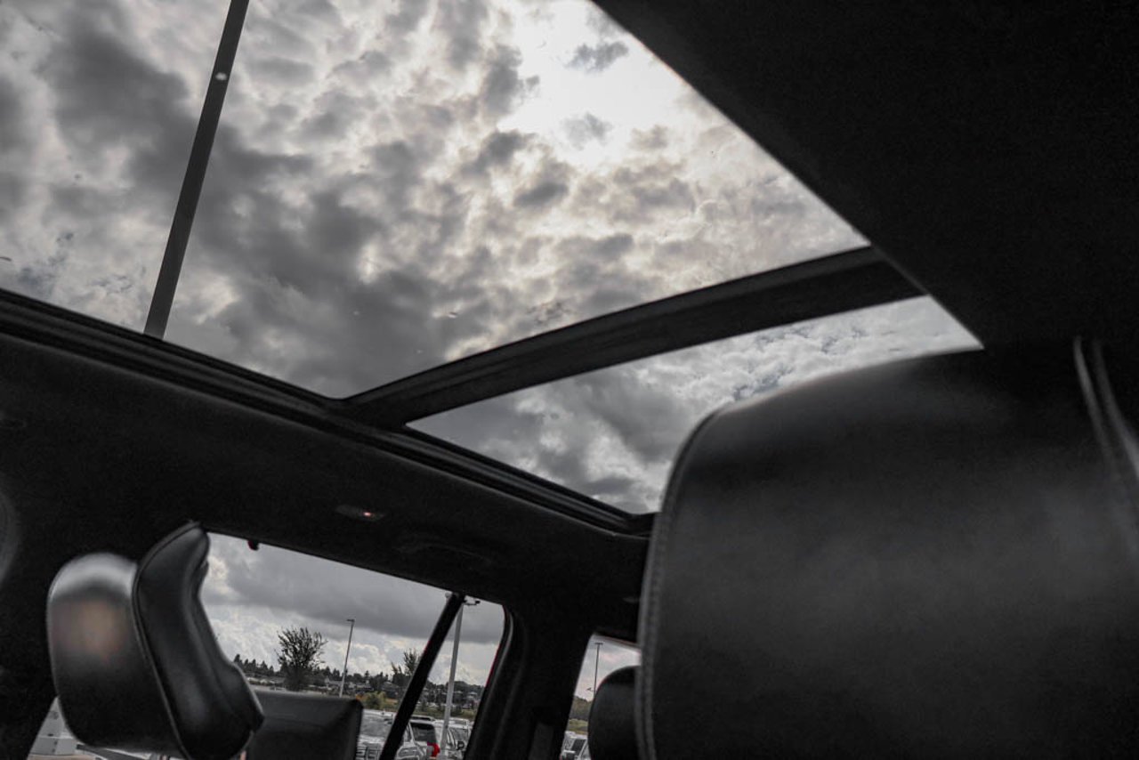 2023 Jeep Grand Cherokee Overland 4x4 White Sherwood Park - photo #32