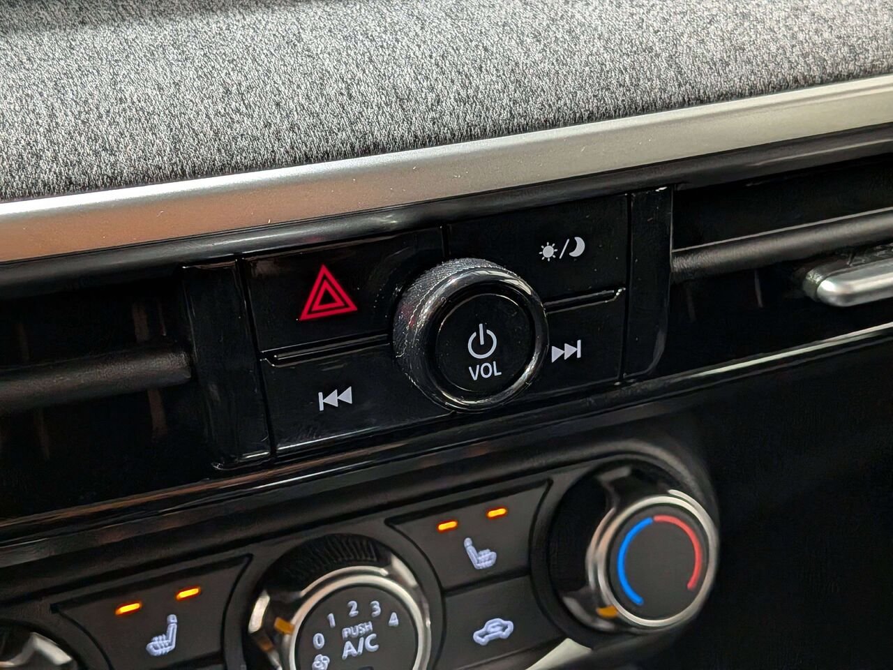 2026 Nissan Kicks S AWD White Val-David - photo #25