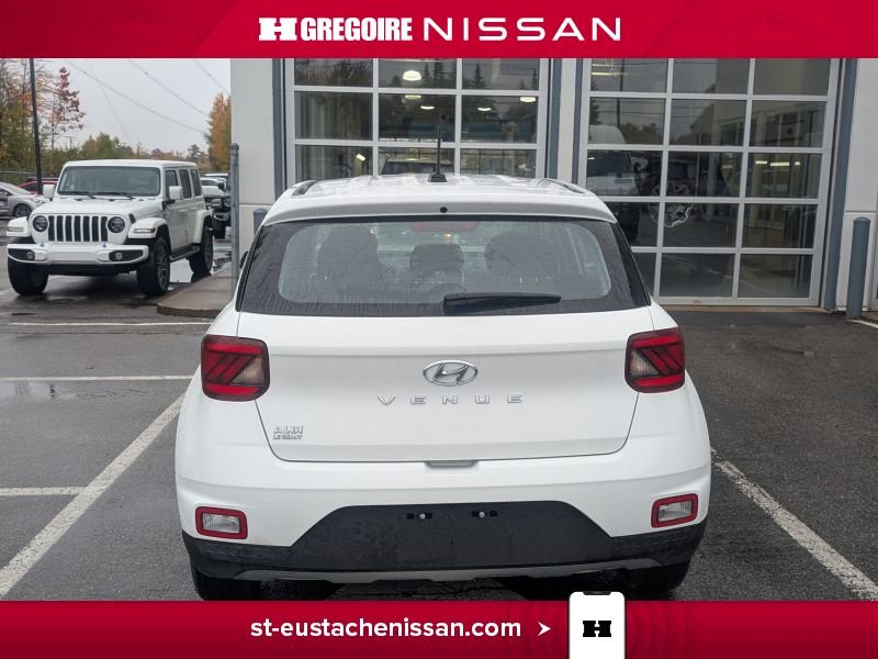 2023 Hyundai Venue White Laval - photo #8