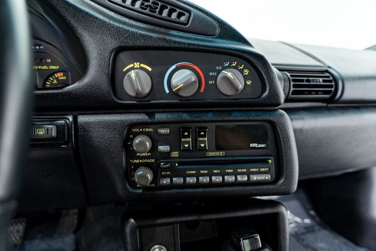Chevrolet CAMARO Z28 PRIX EN USD | Pace Car with only 957km (595mi) with original window sticker 1993 Noir Montréal - photo #59