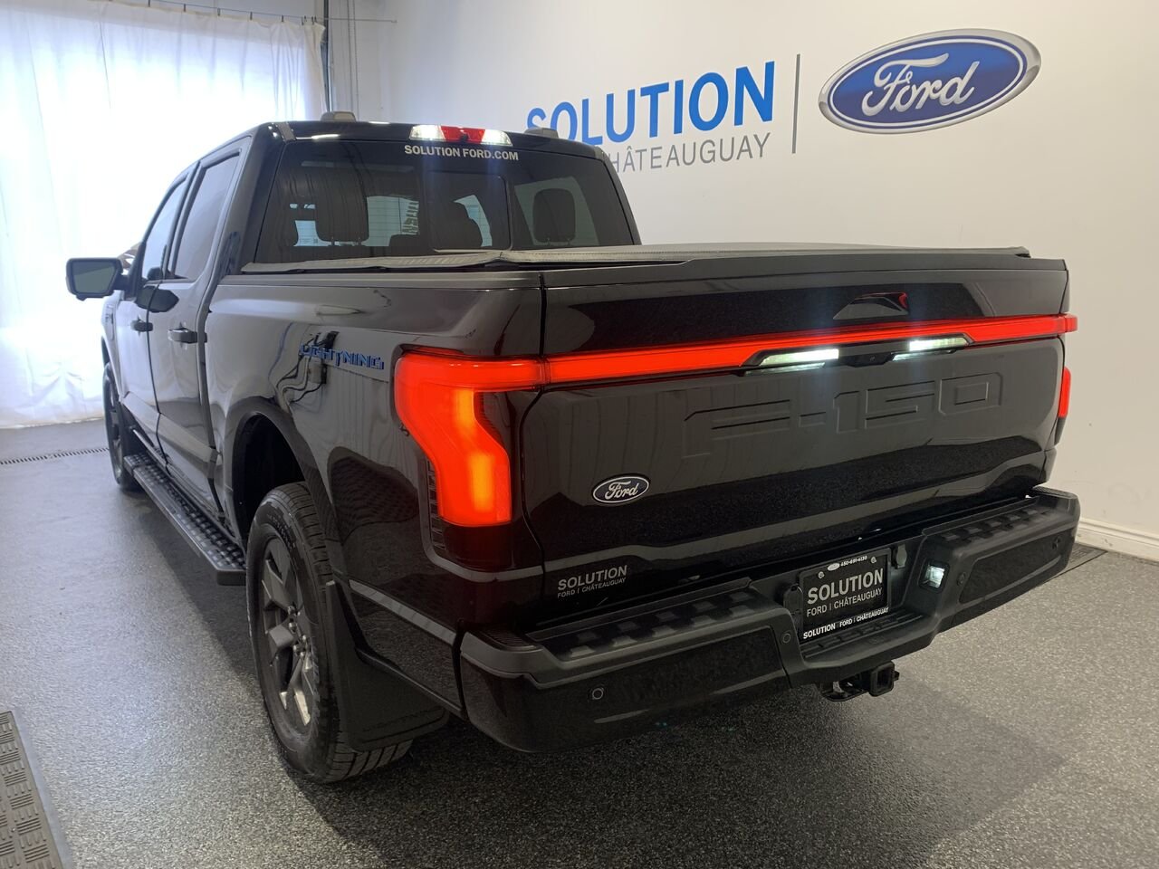 2024 Ford F-150 Lightning LARIAT Black Saint-Eustache - photo #13
