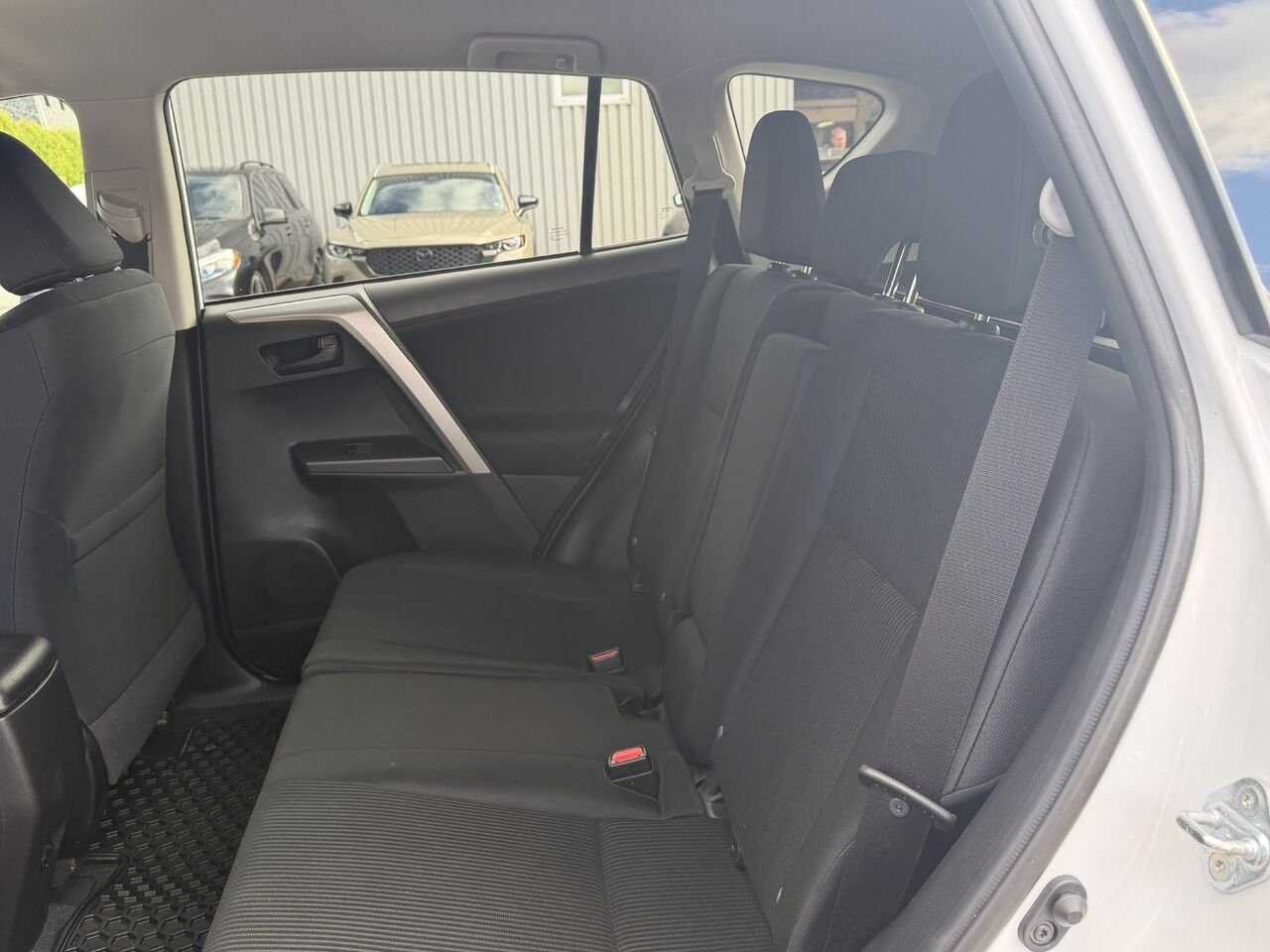 2018 Toyota RAV4 White Ste-Marie - photo #9