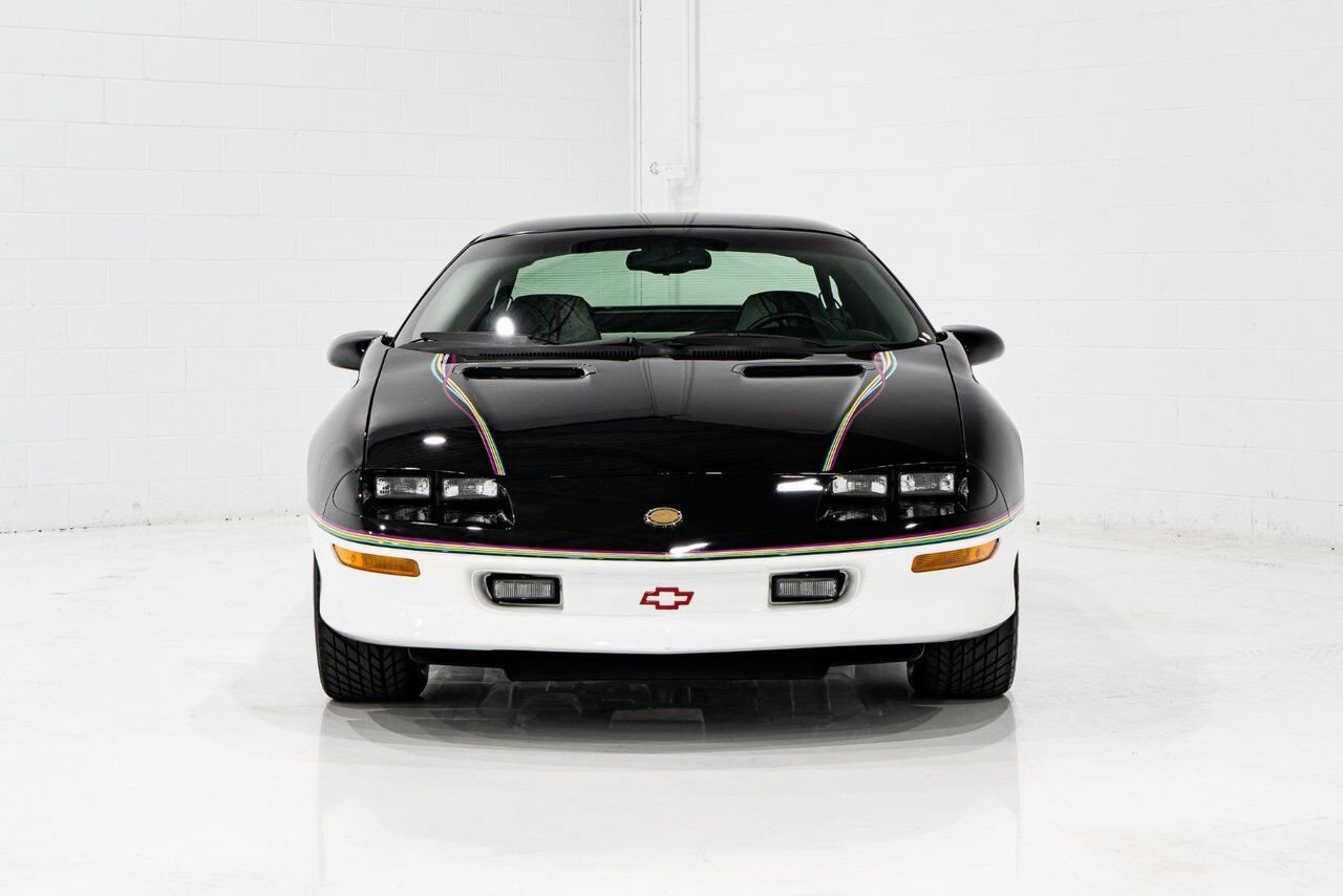 Chevrolet CAMARO Z28 PRIX EN USD | Pace Car with only 957km (595mi) with original window sticker 1993 Noir Montréal - photo #31
