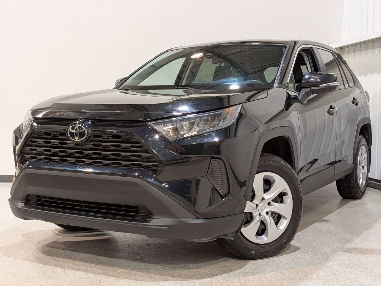 Toyota RAV4 LE AWD 2024 Noir Val-David - photo #0