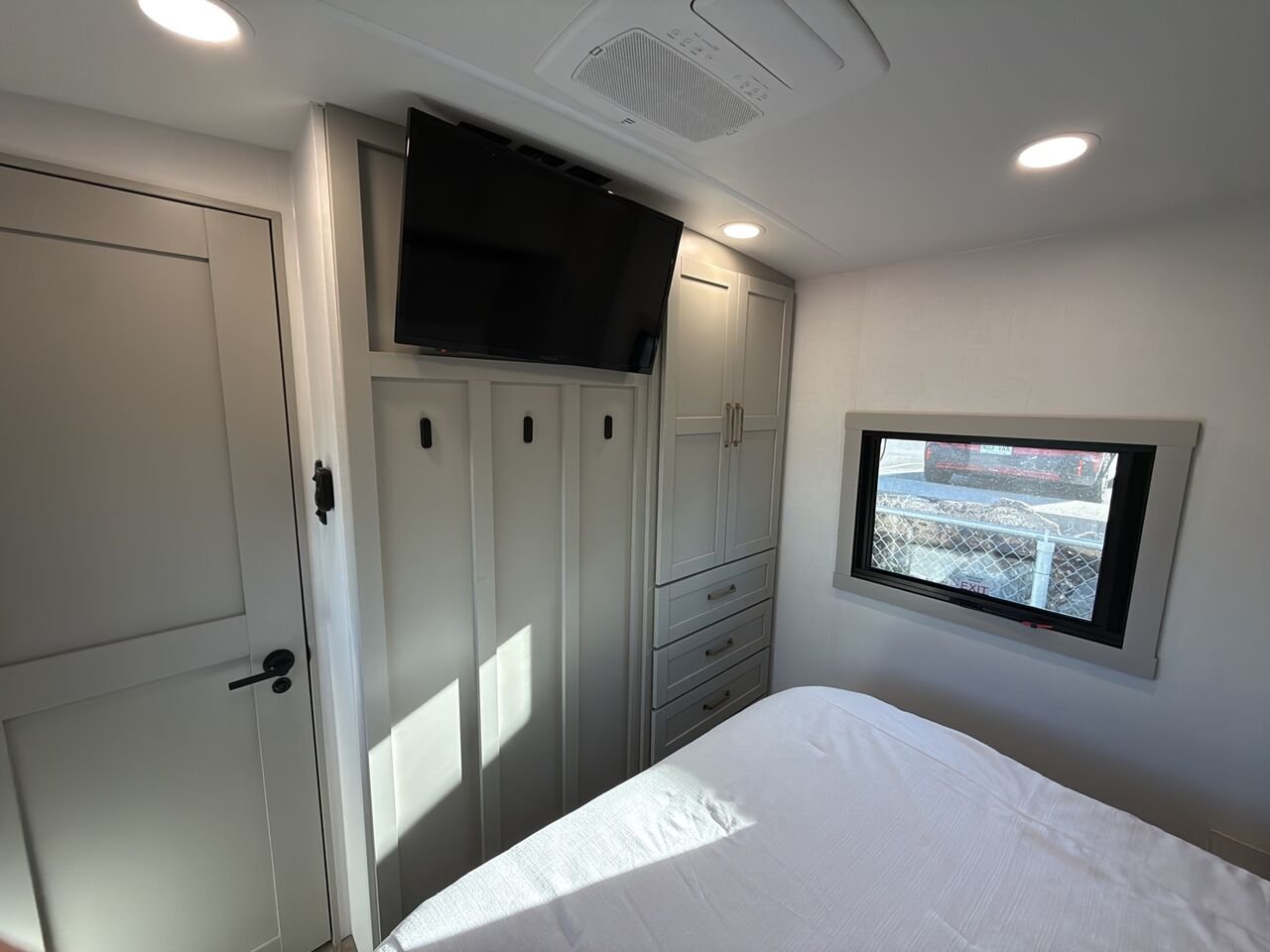 2025 BRINKLEY Z295 | ACCOMODATION White Granby - photo #22