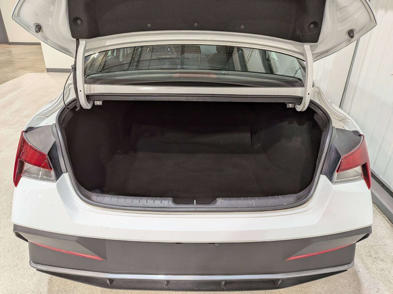 2025 Hyundai Elantra Preferred IVT w/Tech Pkg White Val-David - photo #8