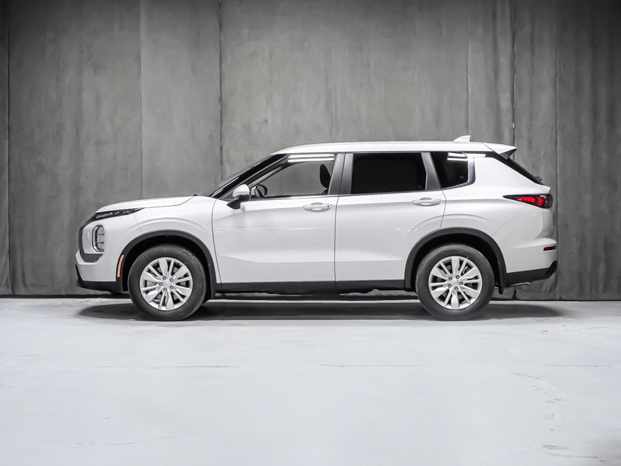 2026 Mitsubishi Outlander ES White Diamond