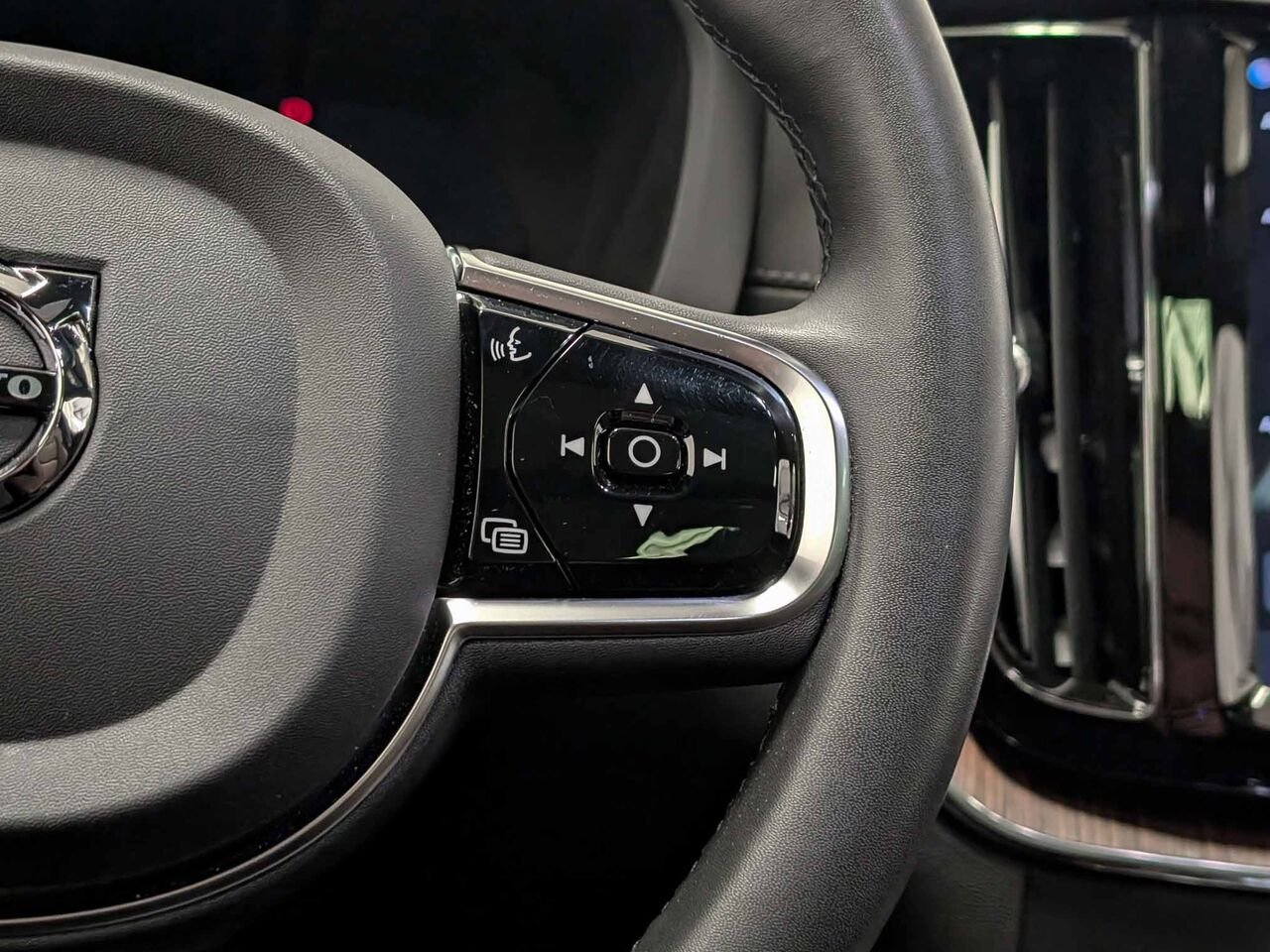 VOLVO XC60 Ultimate Bright Theme AWD Toit Pano Sièges Chauffants 2023 Gris Sherbrooke - photo #21