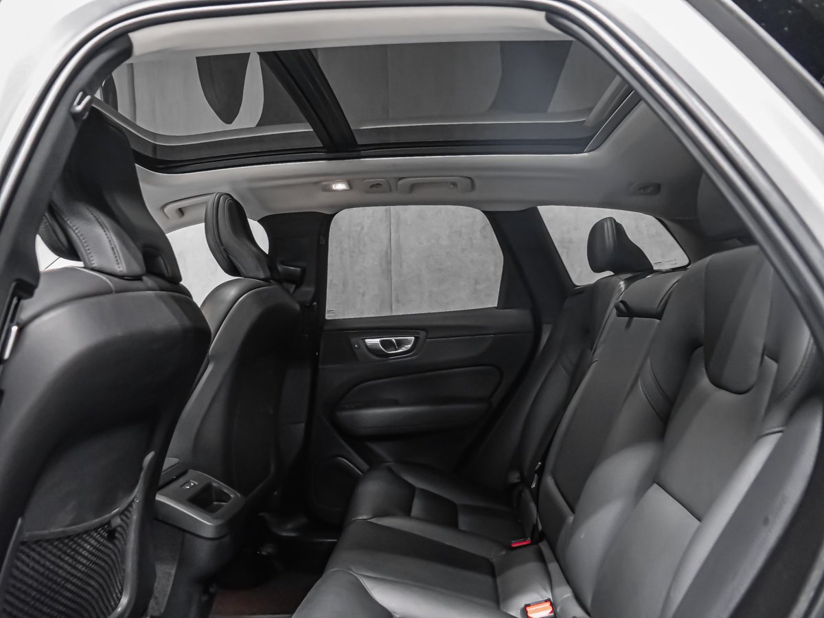 Volvo XC60 B5 PLUS DARK CLIMATE 2024 Argent Montréal - photo #11
