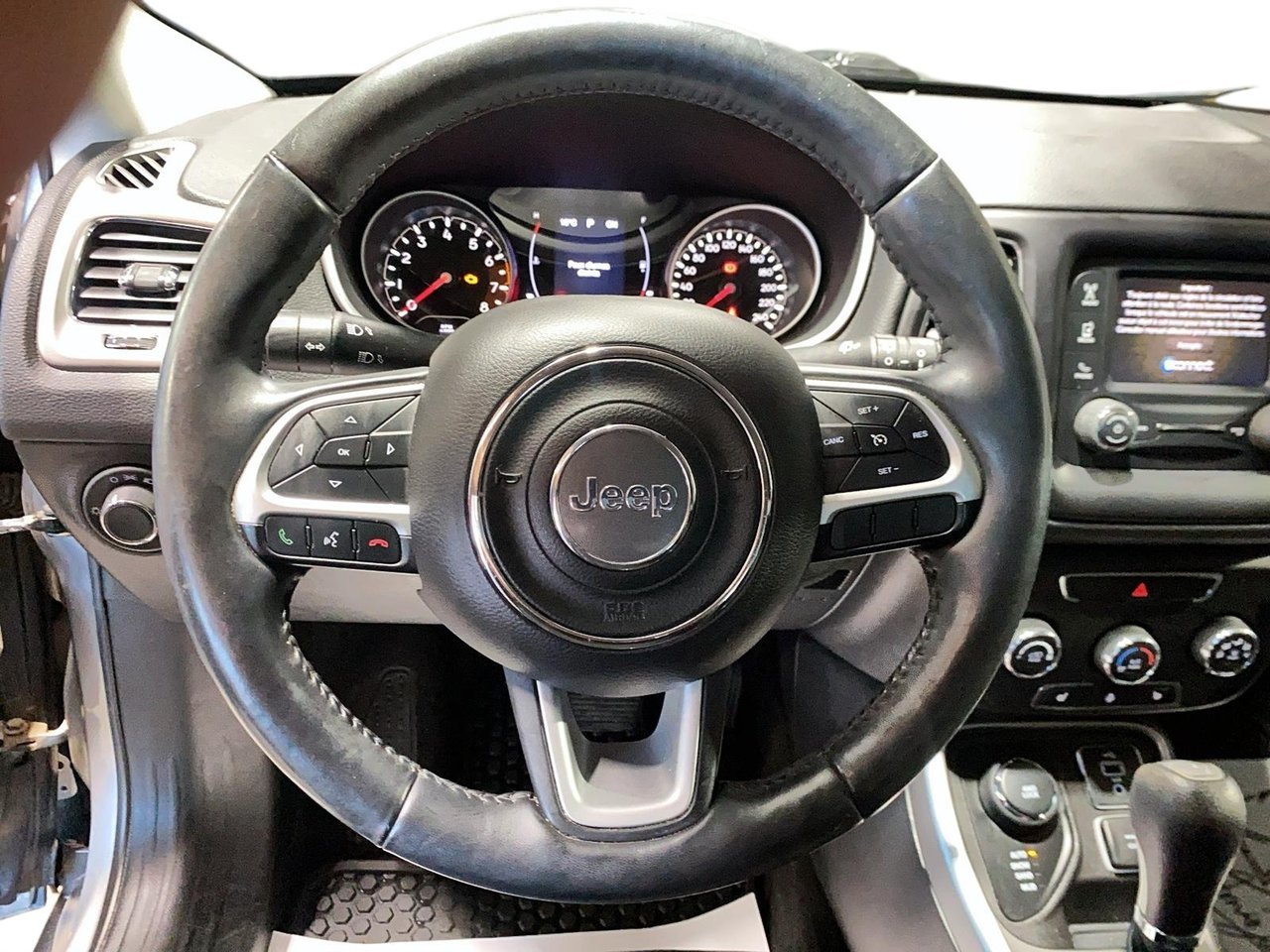 Jeep Compass NIV 3C4NJDAB1JT265170 2018 Gris Chicoutimi - photo #12
