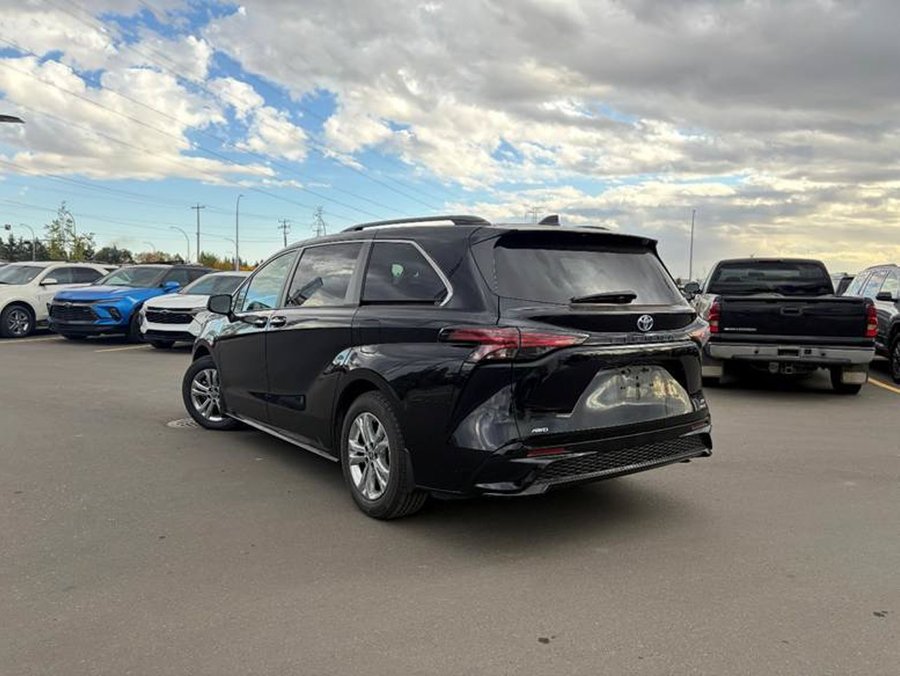 2022 Toyota Sienna XSE AWD Hybrid 2.5L 7 Passenger | Power Sunroof Black