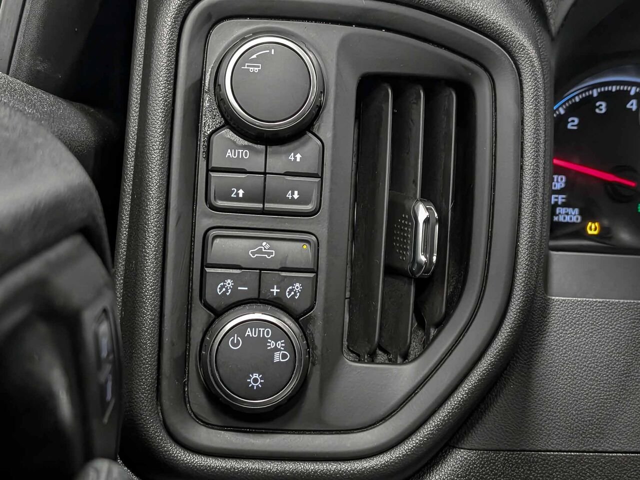 CHEVROLET Silverado 1500 4WD Crew Cab Custom Trail Boss V8 5.3L 6 Places 2023 Noir Sherbrooke - photo #14