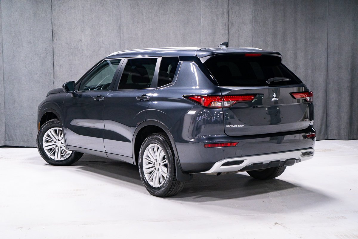 2024 Mitsubishi Outlander ES S-AWC Grey Montreal - photo #3