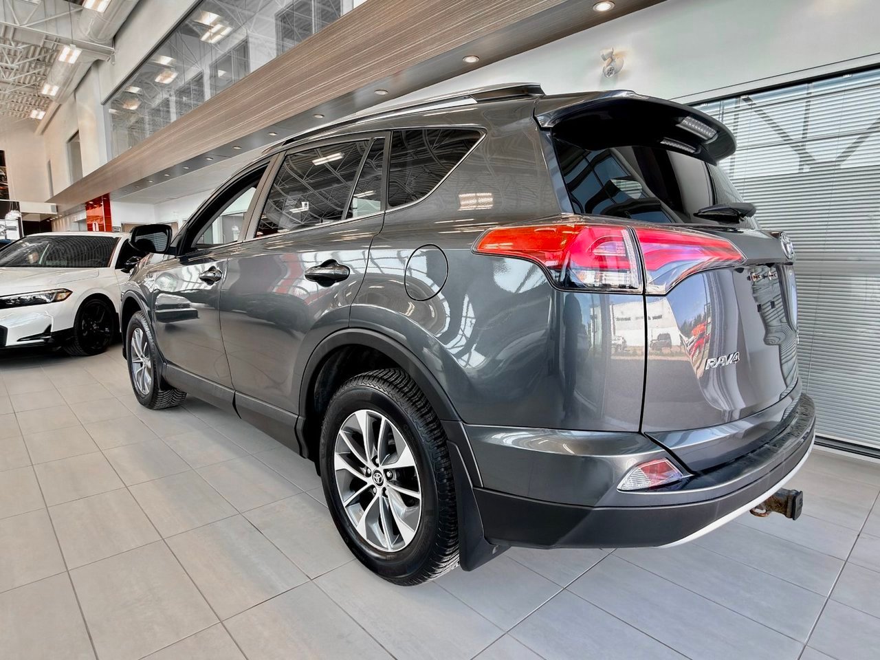2017 Toyota RAV4 Hybrid Silver Notre-Dame-des-Prairies - photo #7