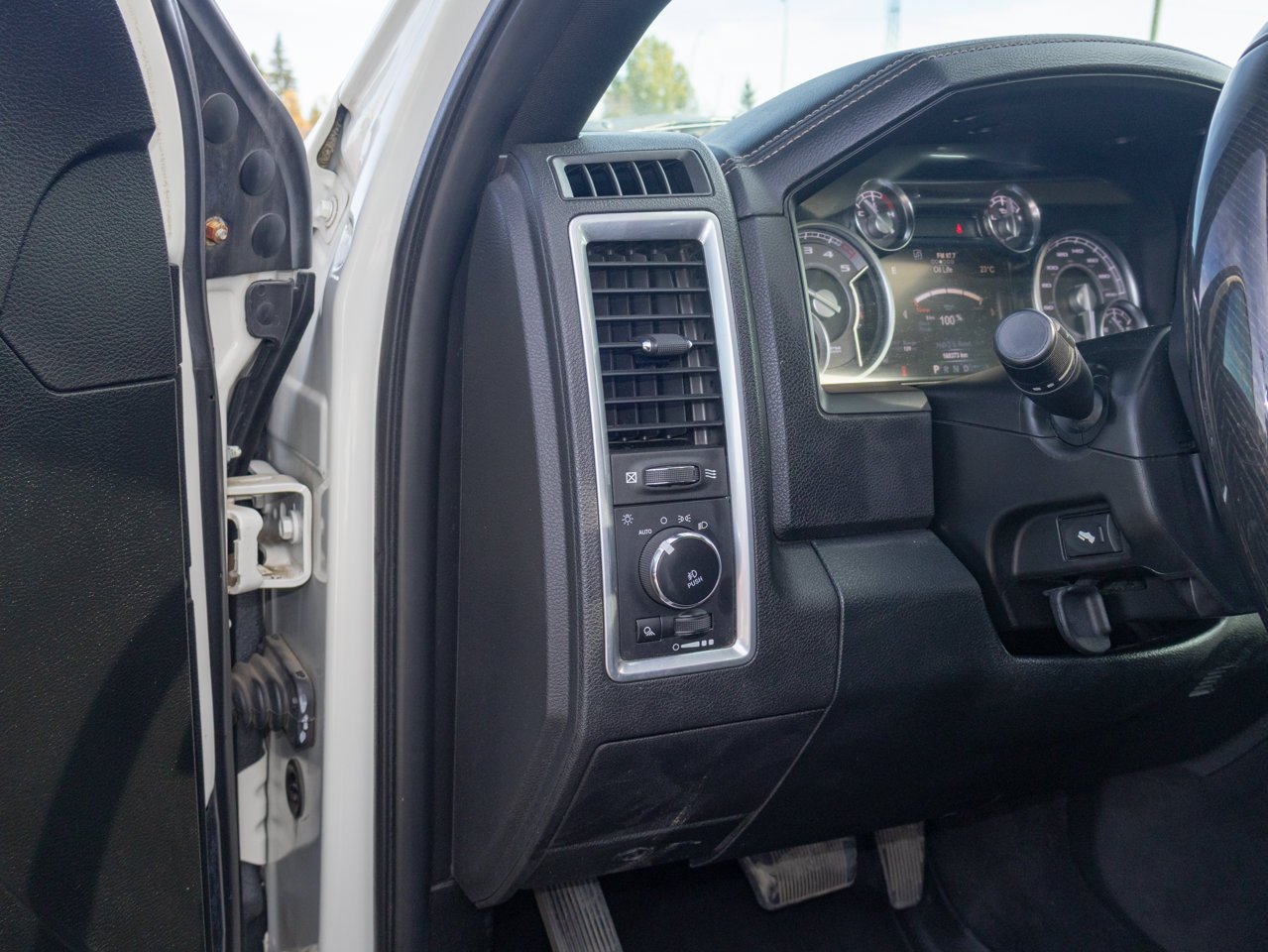 2018 Ram 1500 Limited 4x4 Crew Cab 5'7 Box *Ltd Avail* White Sherwood Park - photo #21
