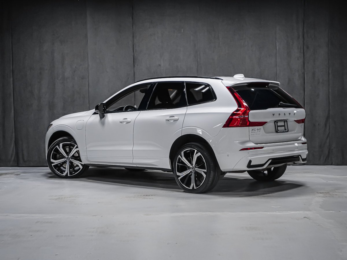 2023 Volvo XC60 Recharge T8 ULTIMATE DARK White Montreal - photo #3