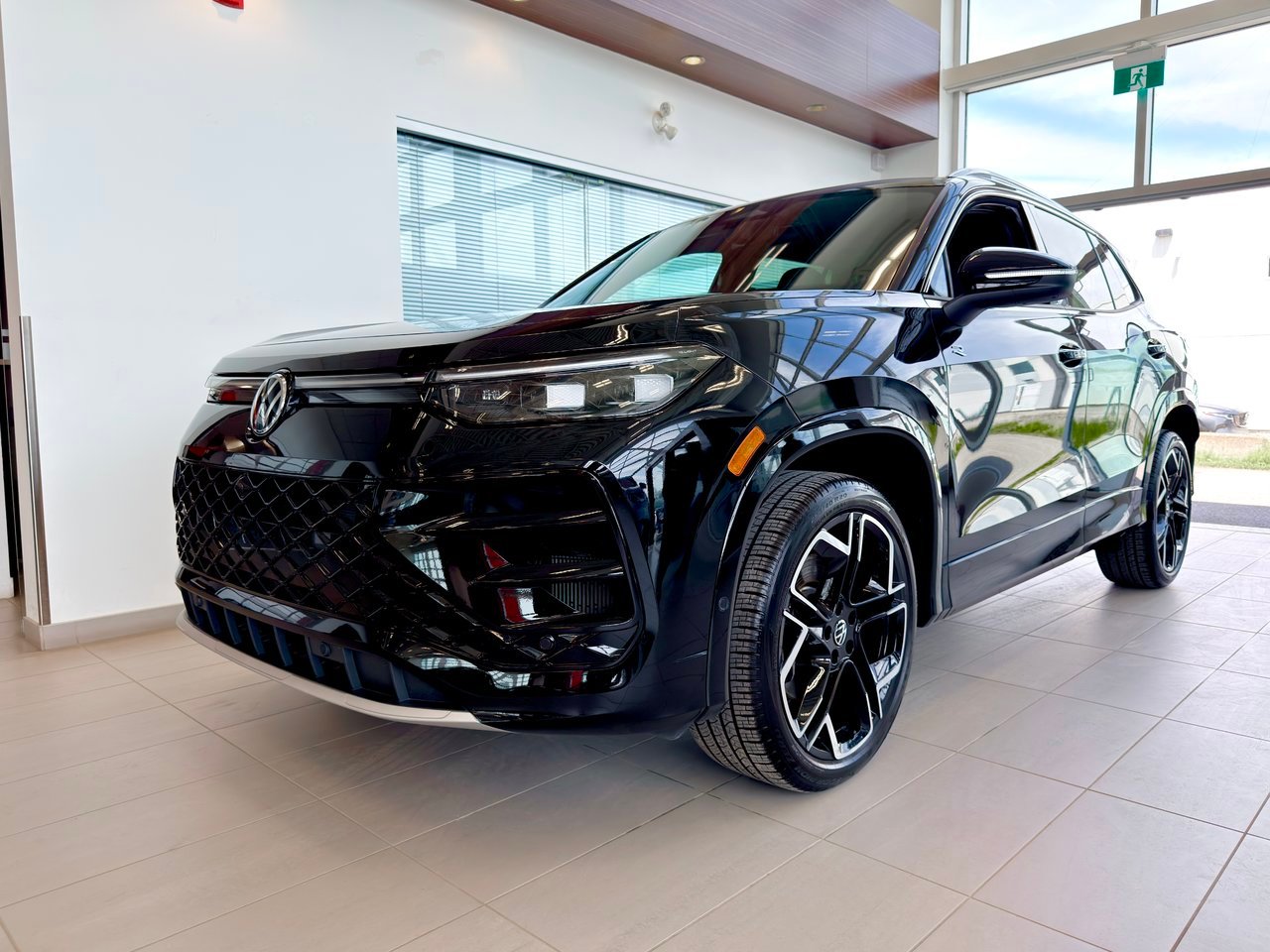 2026 Volkswagen Tiguan Black Notre-Dame-des-Prairies - photo #4