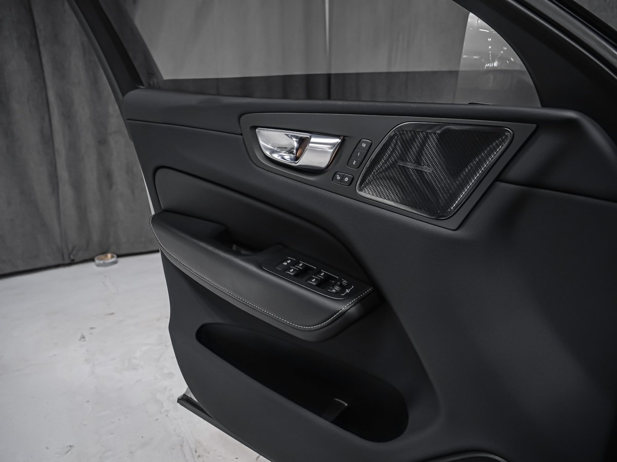 Volvo XC60 B6 INSCRIPTION ADVANCED CLIMATE 2022 Argent Montréal - photo #8