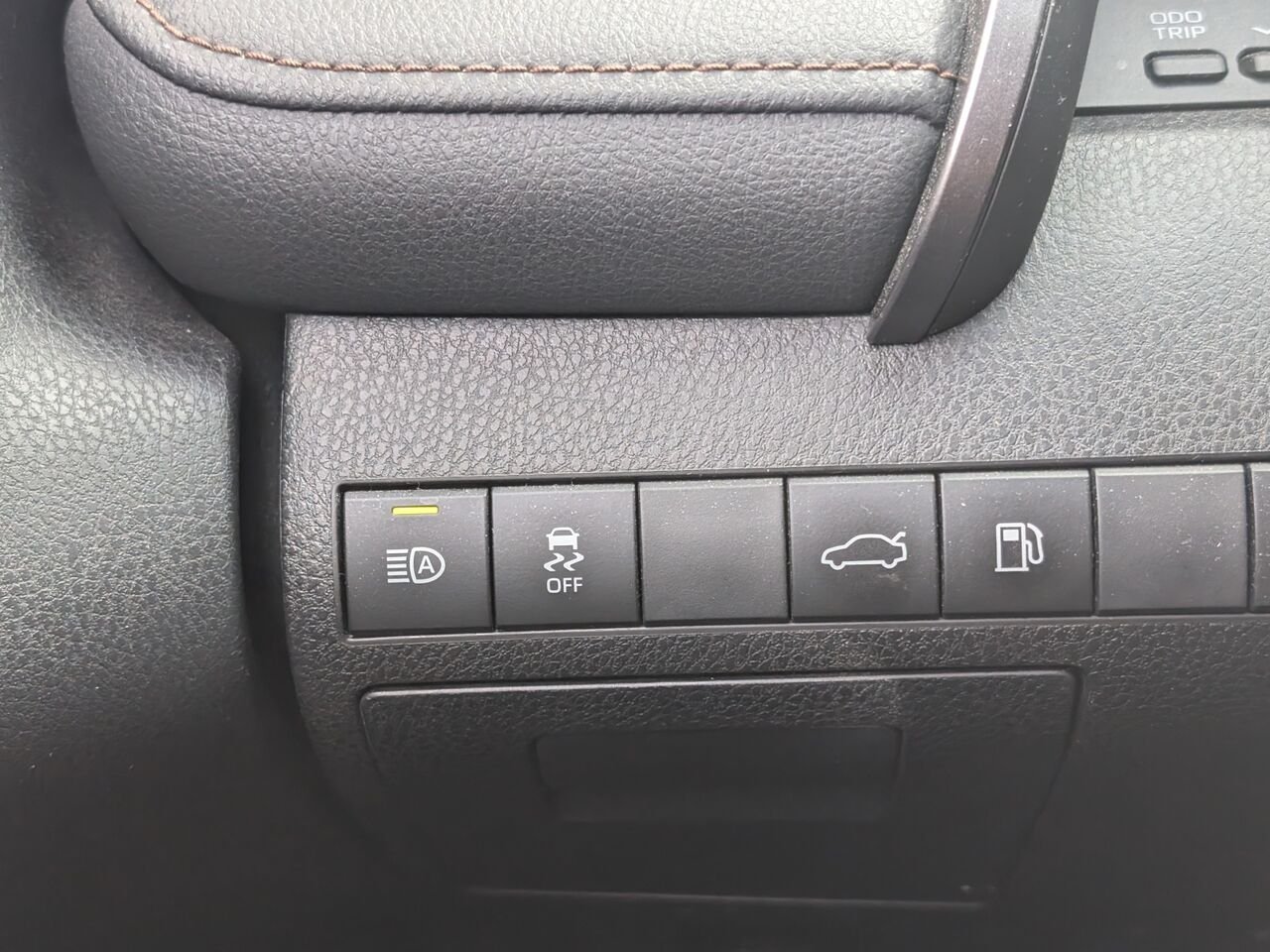 2018 Toyota Camry 4T1B11HK2JU121622 White Sherbrooke - photo #12