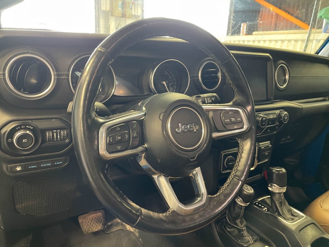 Jeep Wrangler 4xe SAHARA 4X4 *NAV* CUIR SIÈGES /VOLANT CHAUF CARPLAY 2022 Bleu Saint-Jérôme - photo #15