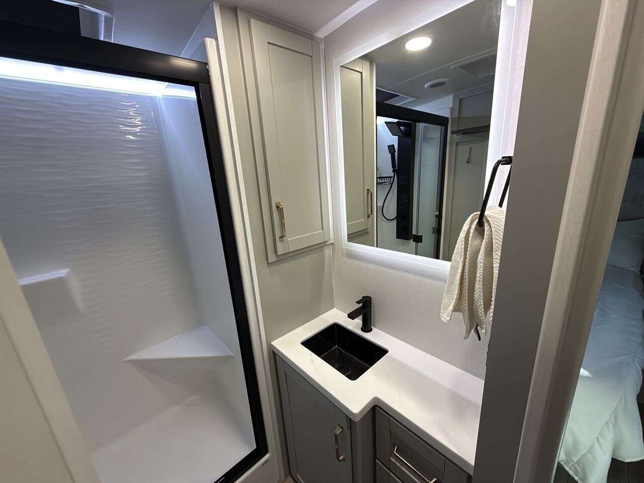 2025 BRINKLEY Z295 | ACCOMODATION White Granby - photo #20