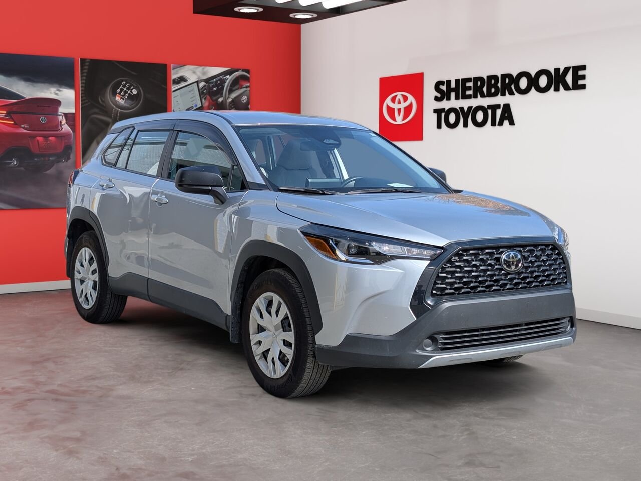Toyota Corolla Cross LE/SIÈGES CHAUFFANTS/CAMÉRA DE RECUL/BLUETOOTH/AC/ 2024 Argent Sherbrooke - photo #1