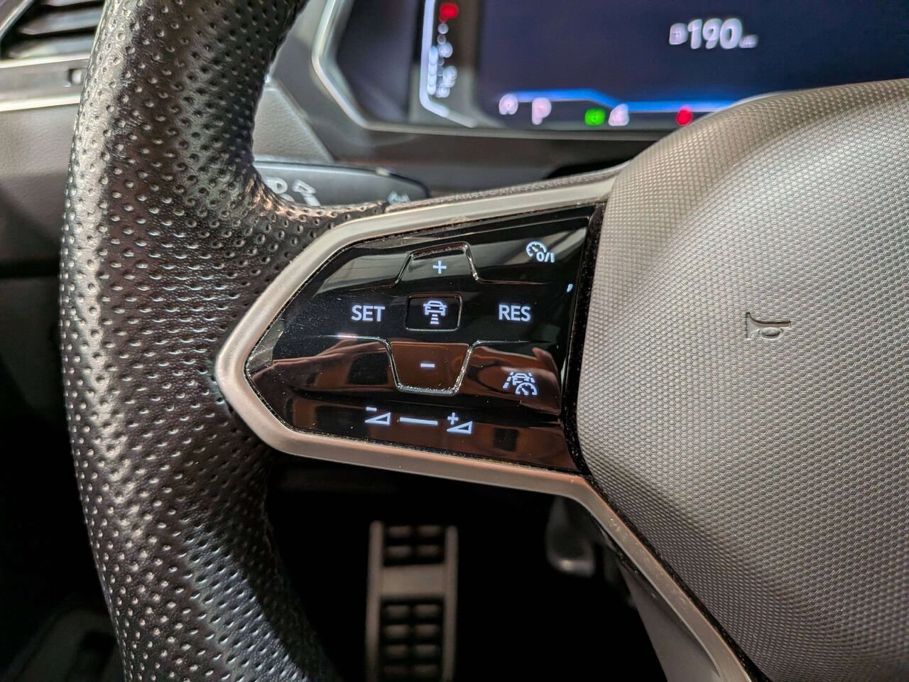 2022 Volkswagen Tiguan Highline R-Line 4MOTION Black Mirabel - photo #17