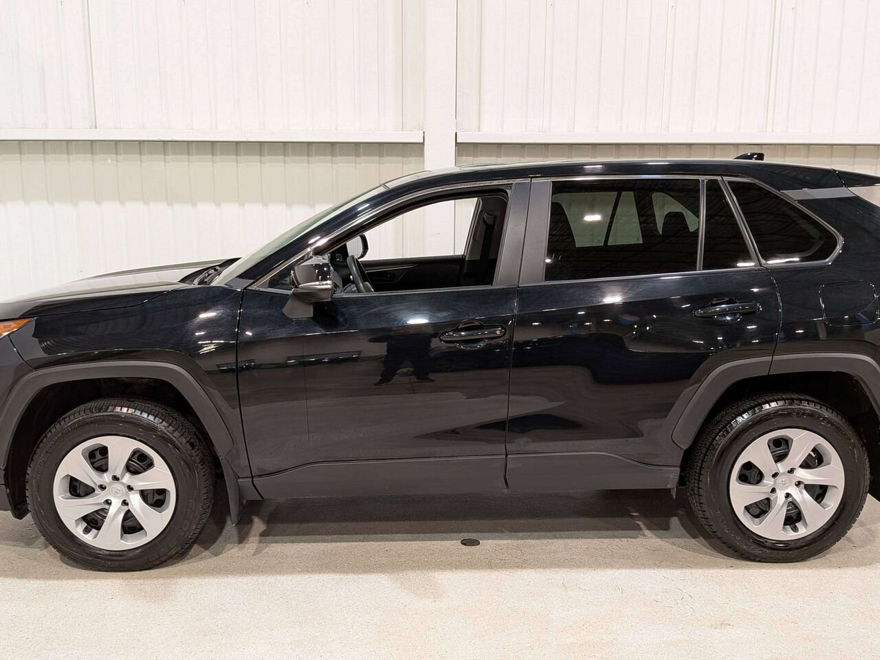 Toyota RAV4 LE AWD 2024 Noir Val-David - photo #4