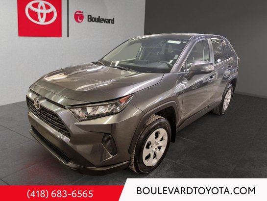 Toyota RAV4 LE 2025 Gris