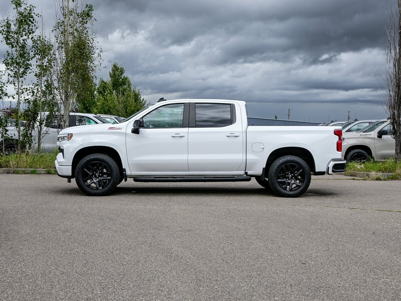 2024 Chevrolet Silverado 1500 4WD Crew Cab 147 RST White Sherwood Park - photo #9