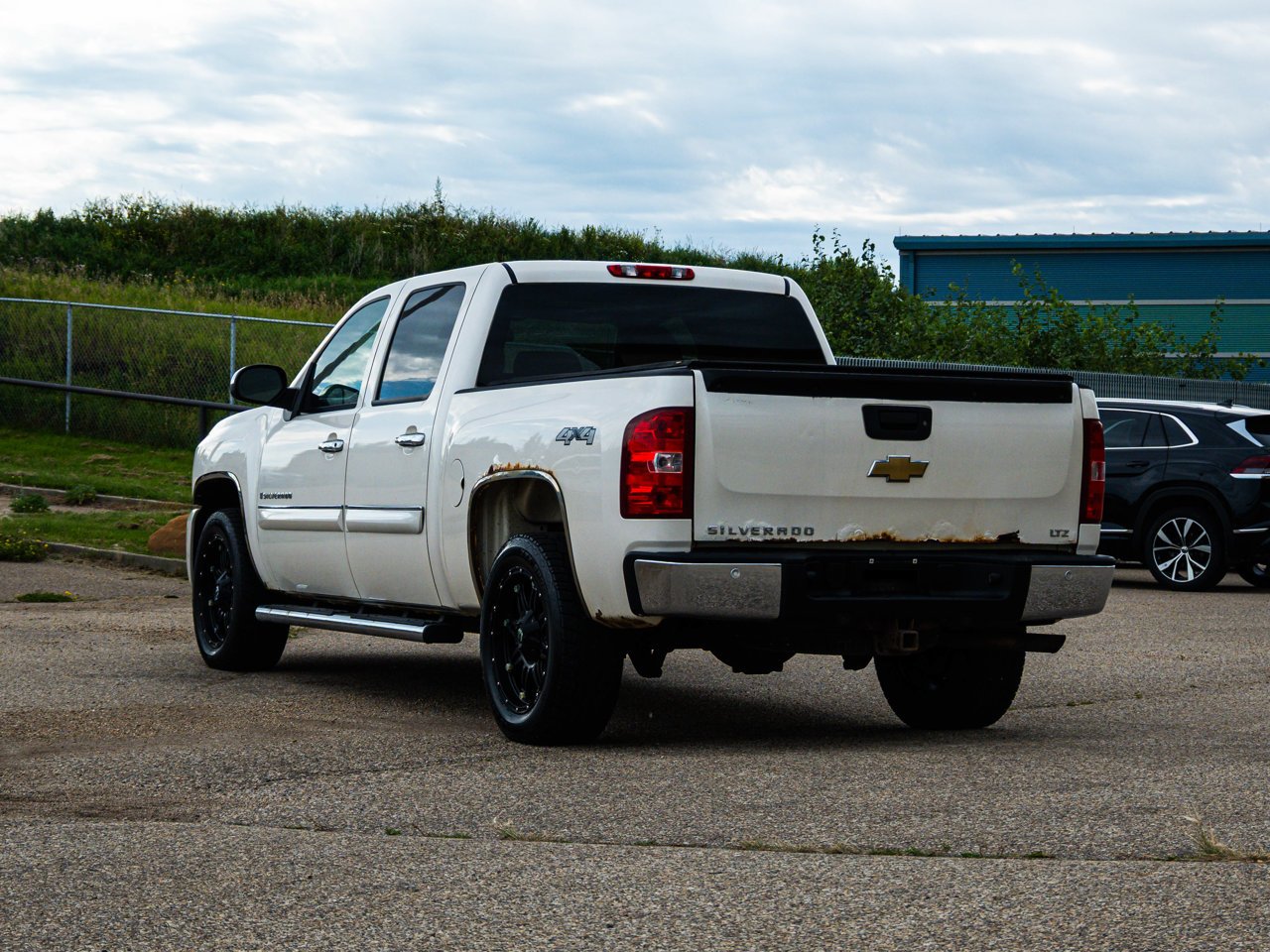 2009 Chevrolet Silverado 1500 4WD Crew Cab 143.5 LTZ White Sherwood Park - photo #10