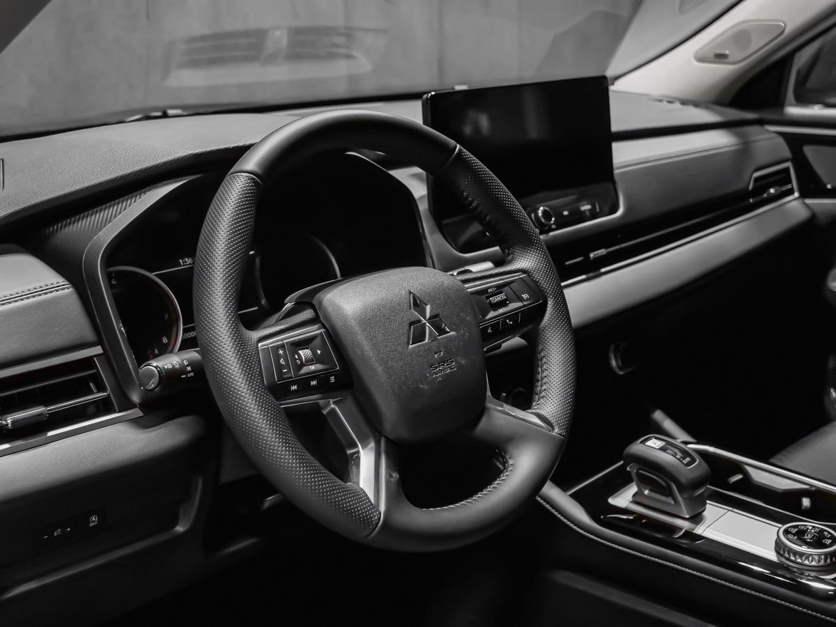 Mitsubishi Outlander ES 2026 Blanc diamant Montréal - photo #7