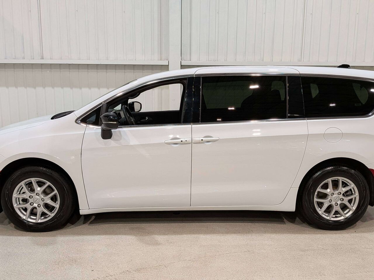 2025 Chrysler Pacifica Select FWD White Val-David - photo #4