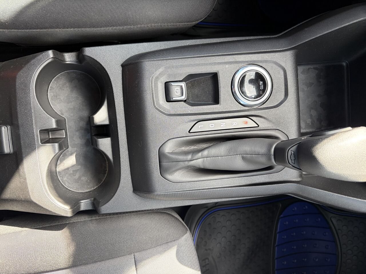 CHEVROLET COLORADO WT cabine multiplace 4RM 2024 Noir Gatineau - photo #7