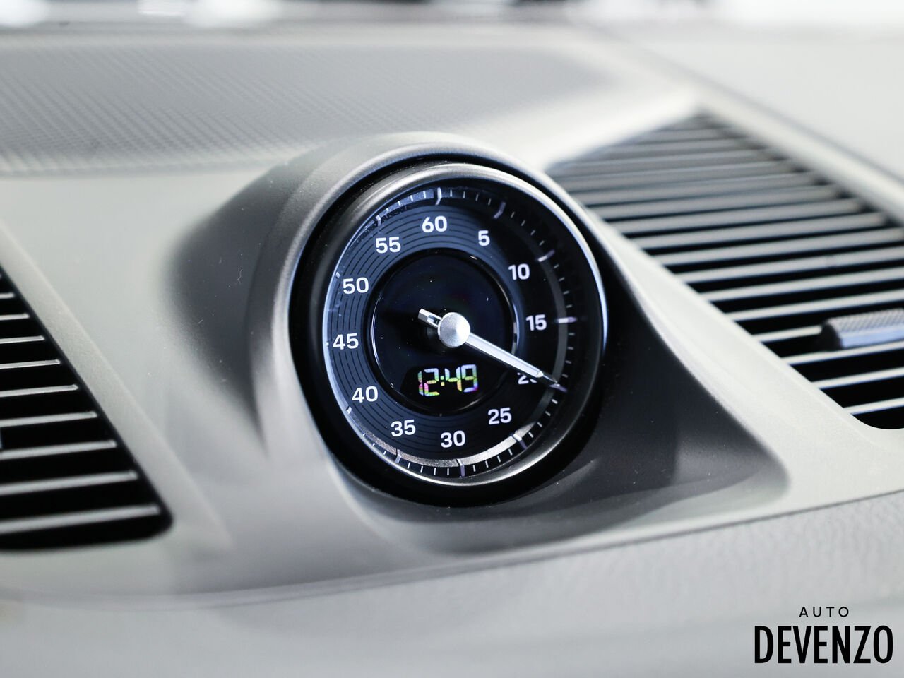 2025 Porsche Cayenne Grey Saint-Eustache - photo #16