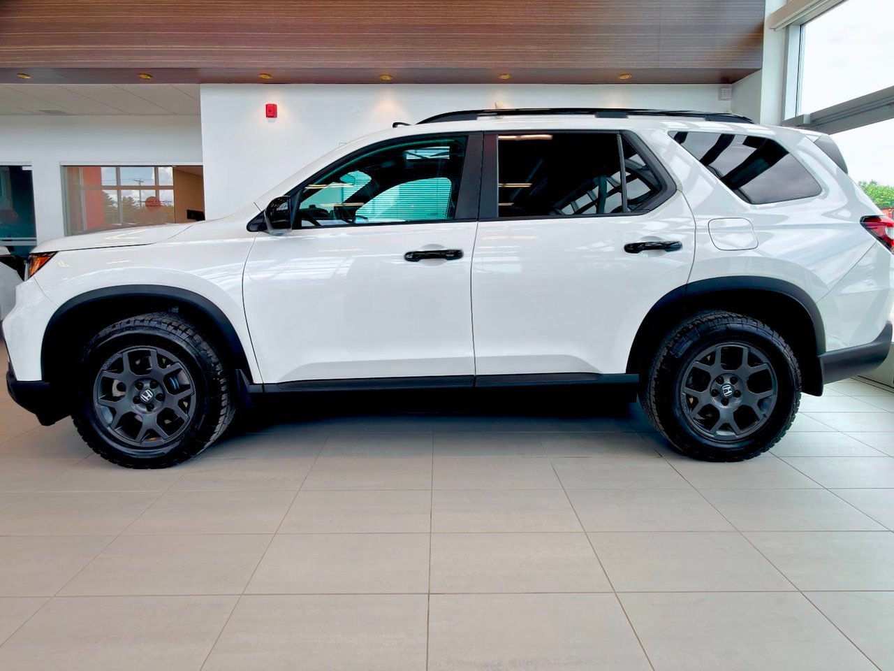 2023 Honda Pilot White Notre-Dame-des-Prairies - photo #8