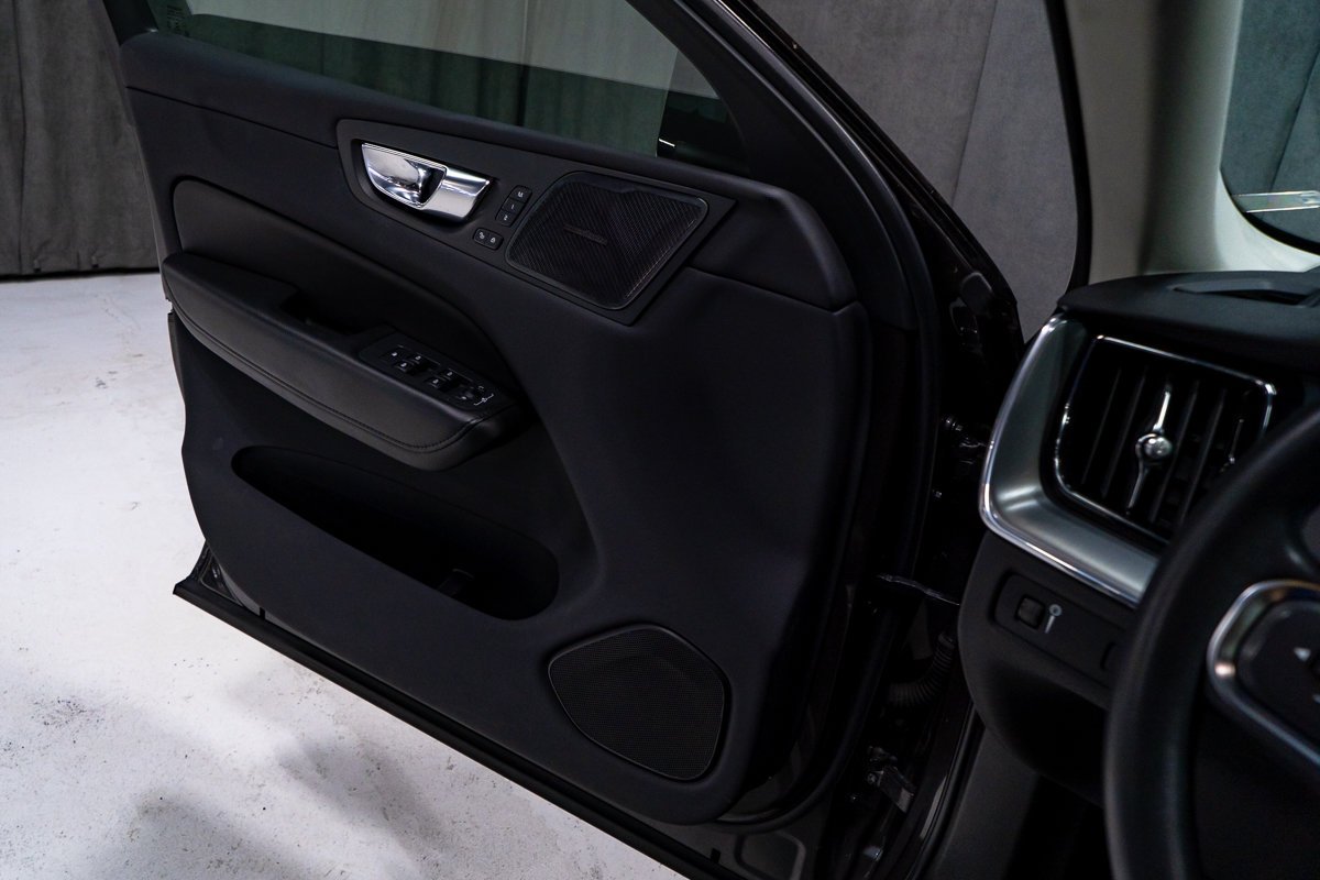2022 Volvo XC60 B5 MOMENTUM HARMAN KARDON Grey Montreal - photo #11