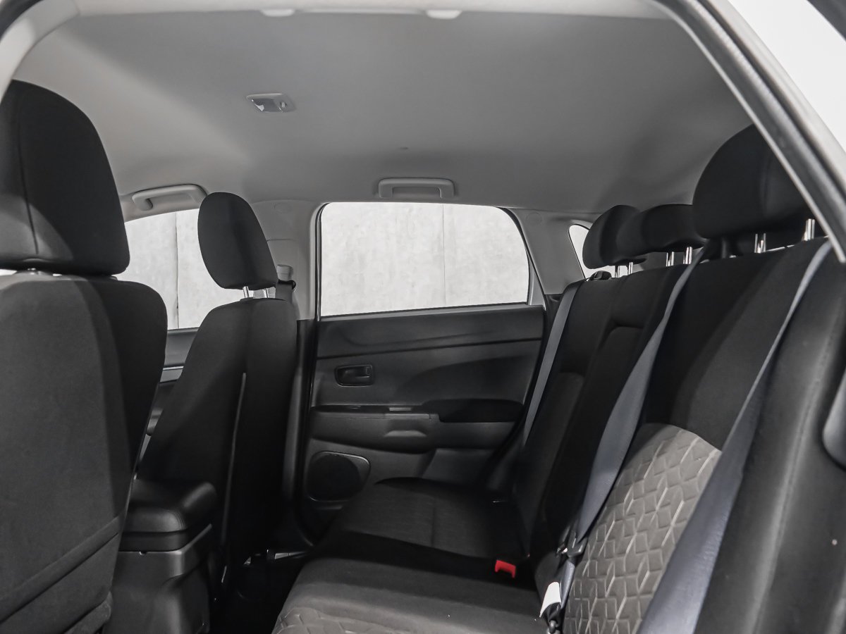 Mitsubishi RVR ES 2025 Blanc Montréal - photo #11