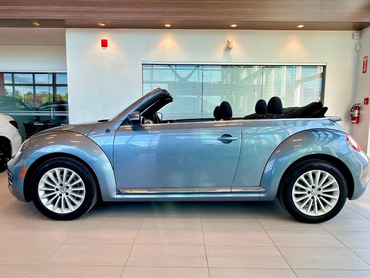2019 Volkswagen Beetle Convertible Blue Notre-Dame-des-Prairies - photo #7