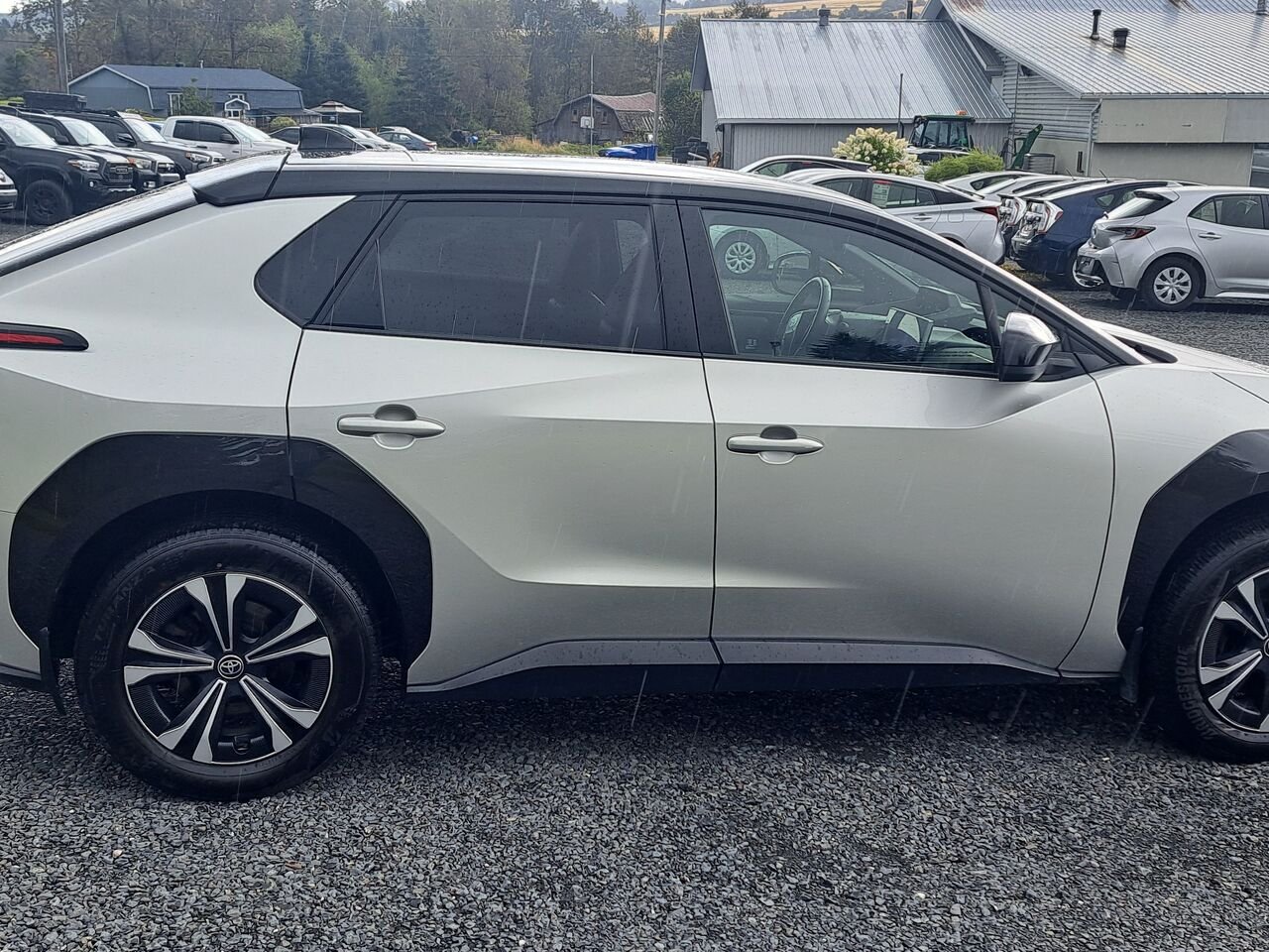 Toyota bZ4X XLE TI 2023 Argent élémentaire avec toit noir Lac-Etchemin - photo #5