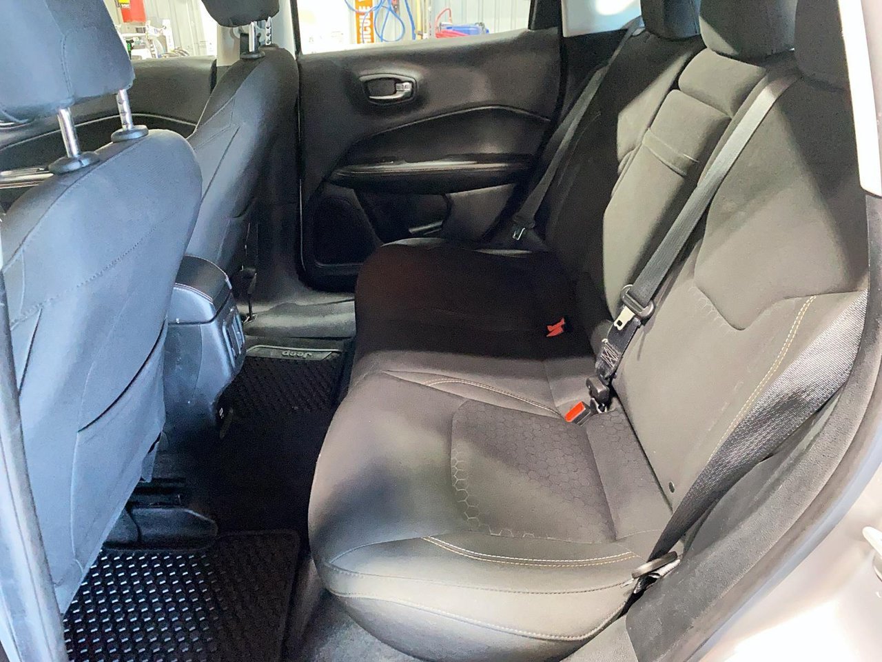 Jeep Compass NIV 3C4NJDAB1JT265170 2018 Gris Chicoutimi - photo #7
