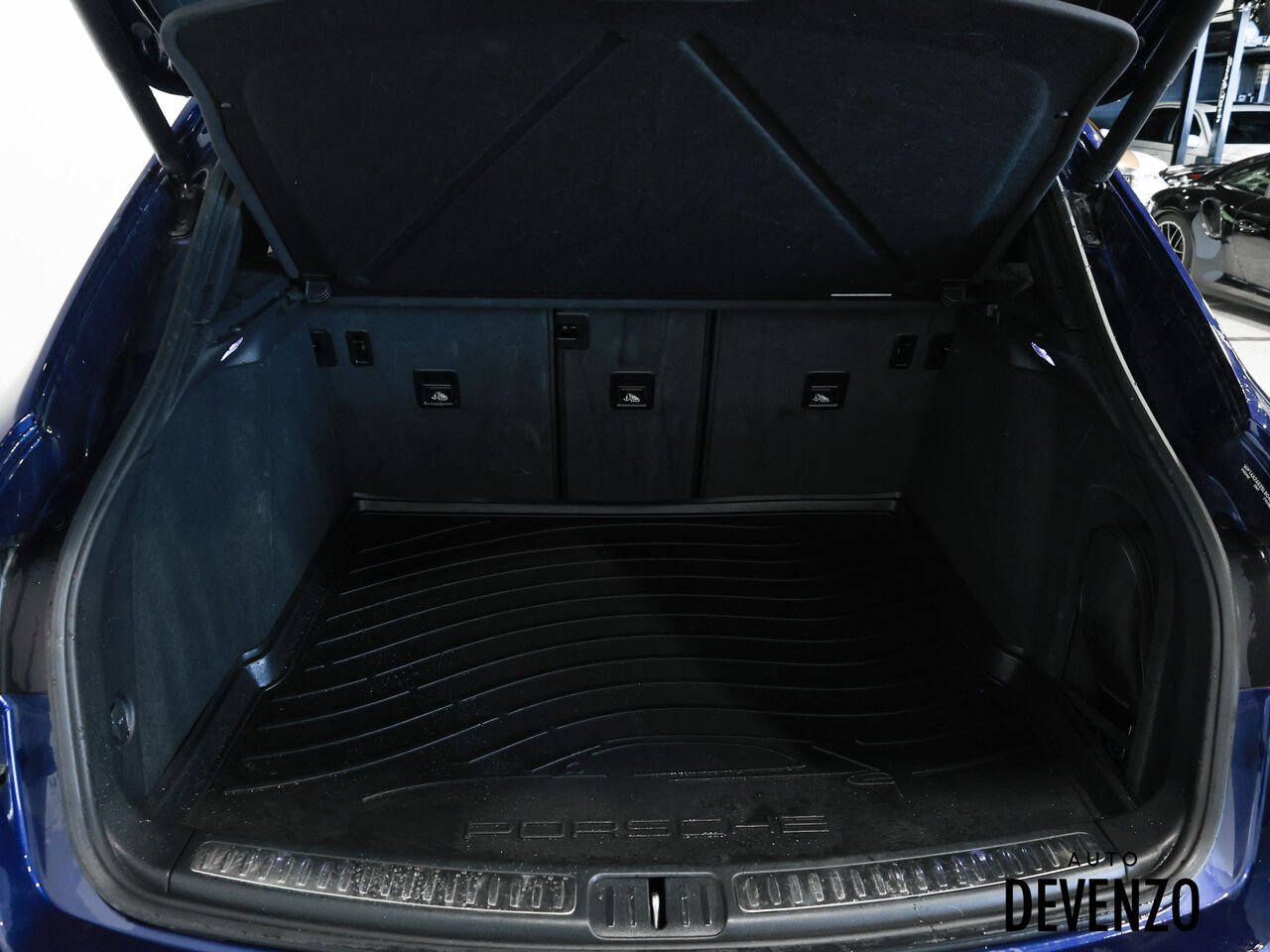 2025 Porsche Macan Blue Saint-Eustache - photo #21