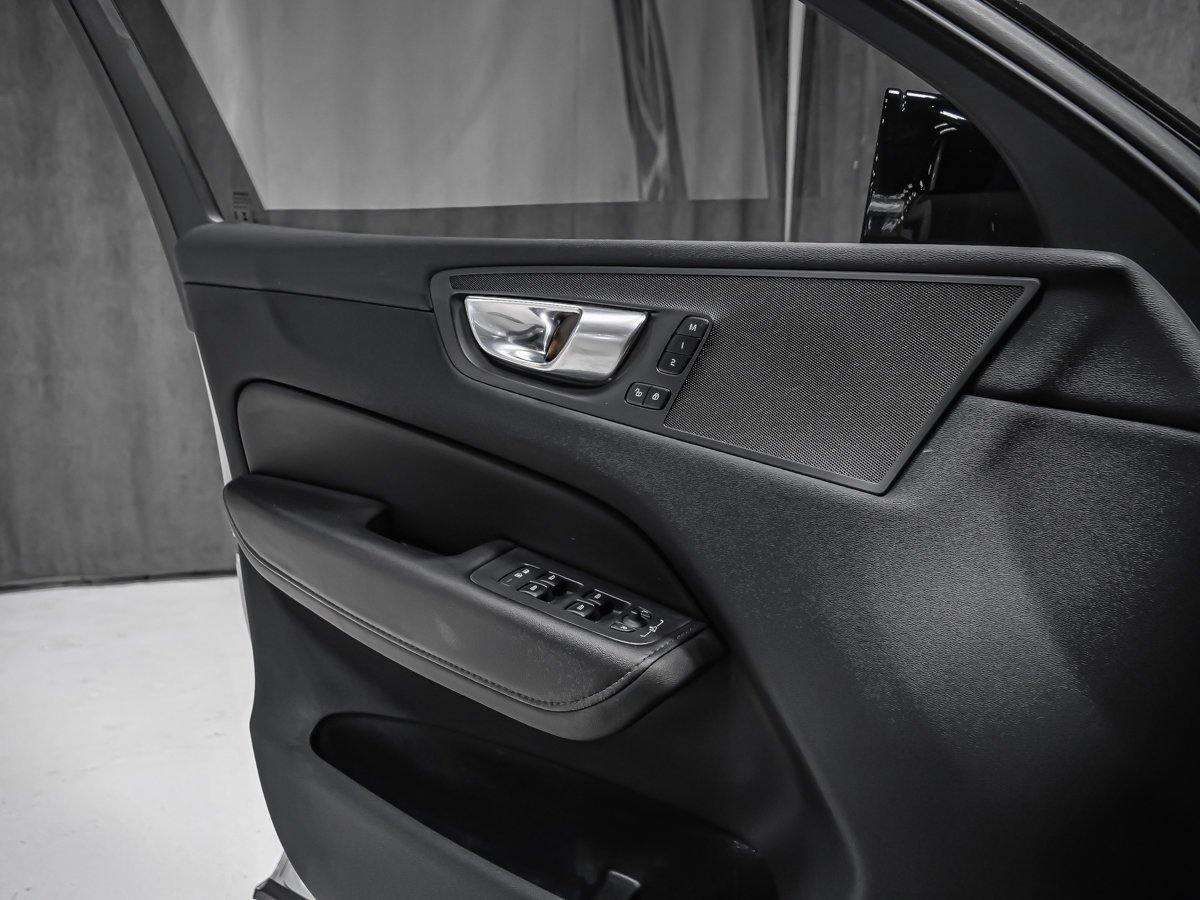 Volvo XC60 B5 PLUS DARK CLIMATE 2024 Argent Montréal - photo #9