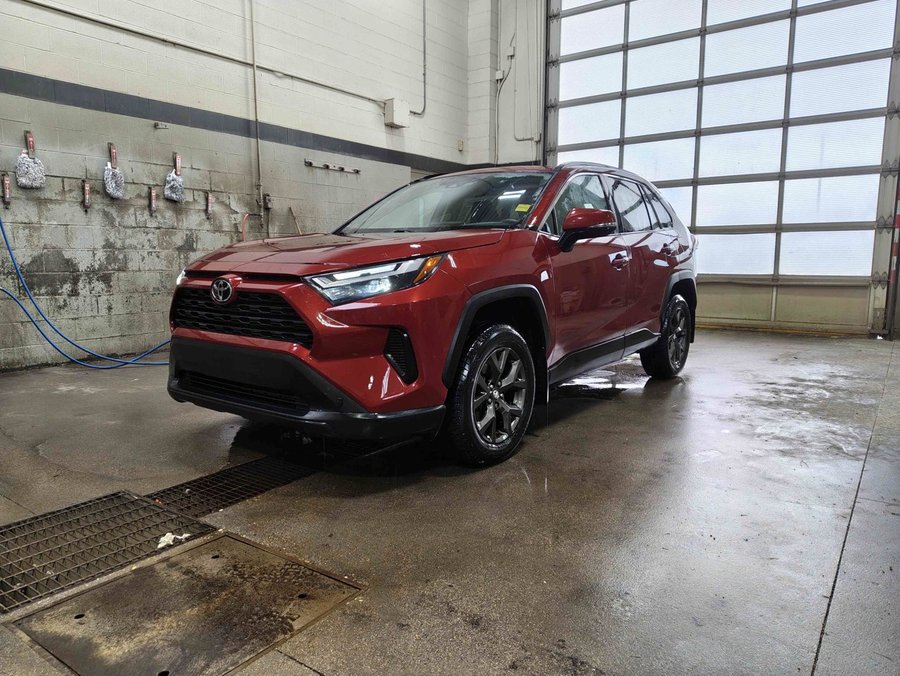 2022 Toyota RAV4 XLE 2.5L AWD | Sunroof | Heated Seats Red