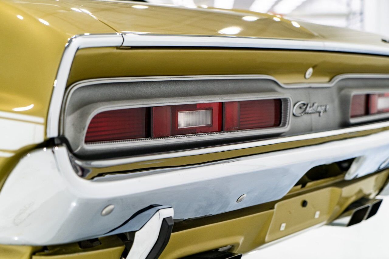 1971 Dodge Challenger *PRIX EN USD* Convertible Fully restored to desirable specifications Gold Montreal - photo #4