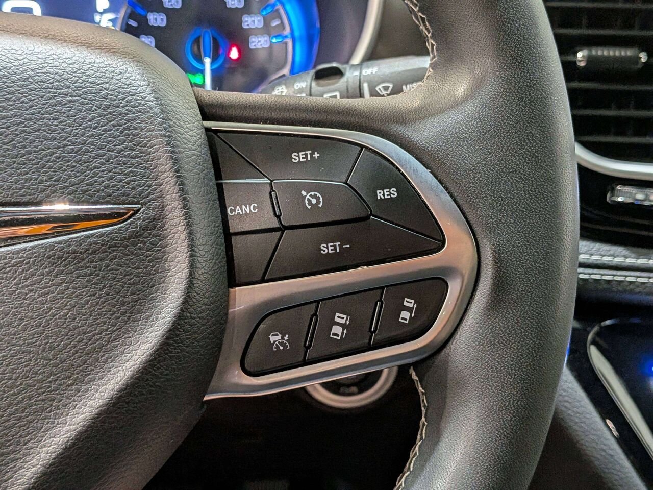 2025 Chrysler Pacifica Select FWD White Val-David - photo #18