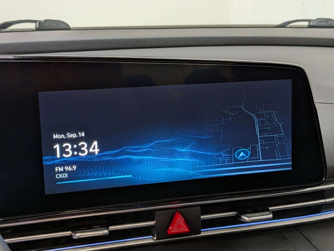 2025 Hyundai Elantra Preferred IVT w/Tech Pkg White Val-David - photo #21