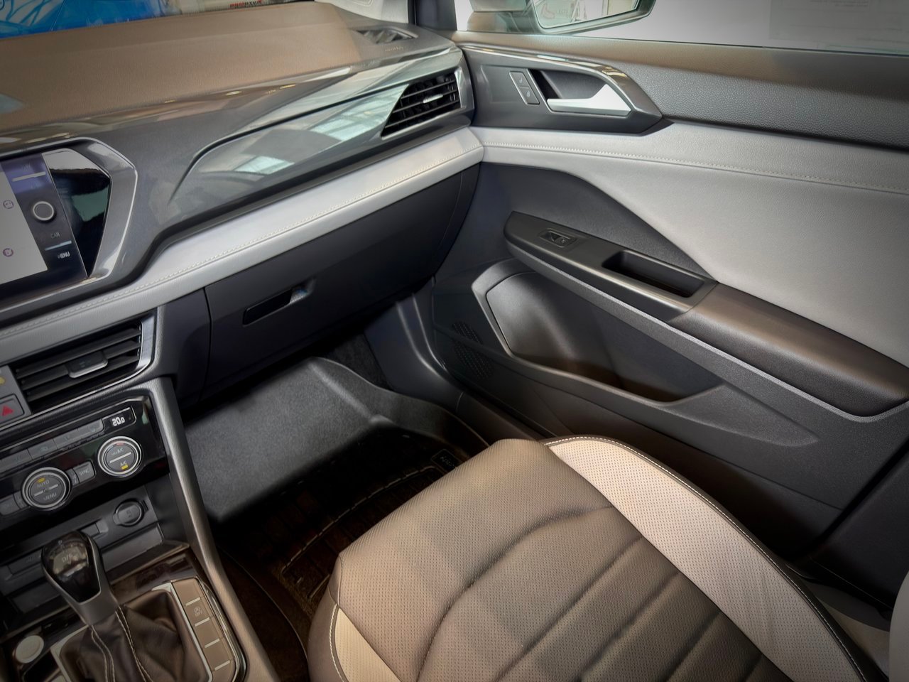 Volkswagen Taos 2023 Argent Notre-Dame-des-Prairies - photo #22